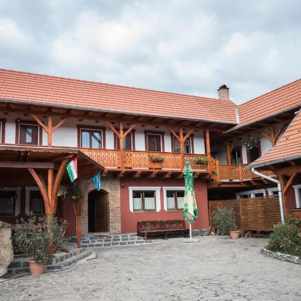Sziklakert Fogadó, hotel u gradu 'Sâncrai'