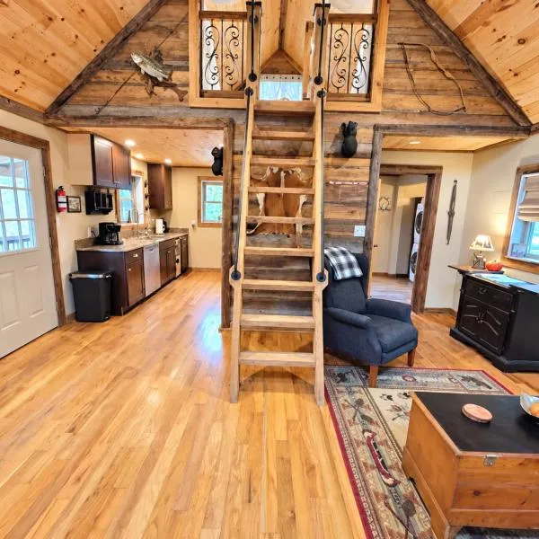 Couples Getaway Cabin with a Loft Bed - Firepit - Creek Access, hotel i Dahlonega