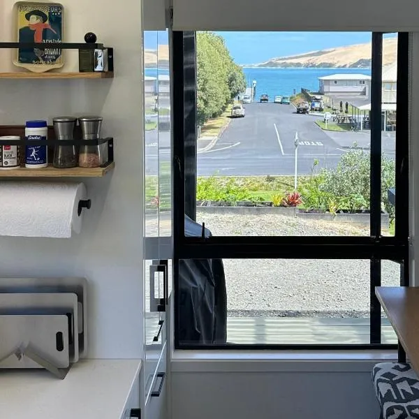 Beach view studio 337: Omapere şehrinde bir otel
