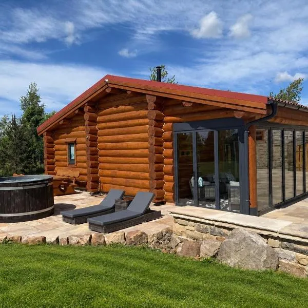 Luxury Log Cabin Sleeps 6 with Private Hot Tub & Scenic Views near Durham & Bishop Auckland, hotel di Durham