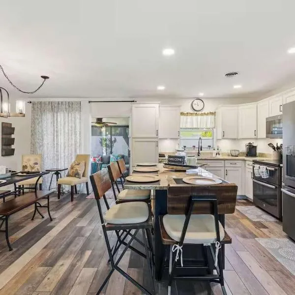Ambers Jensen Beachhouse with Hot Tub, khách sạn ở Jensen Beach