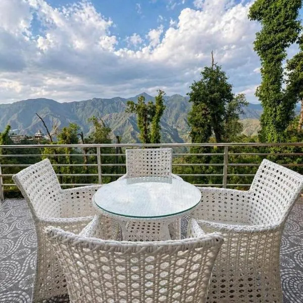 Hotel Grand Vista Retreat Opposite To JW Marriott With Parking Kempty Falls, Mussoorie By Rudra Group, hotel en Jāmb