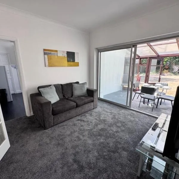 NEAR AIRPORT Fully Detached Home with 2 Off-Street Parking Spaces โรงแรมในSunbury Common
