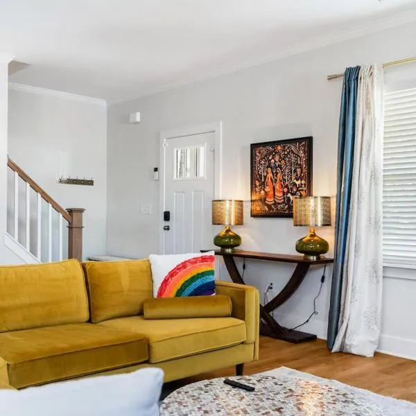 Family-Friendly 4BR with Fenced Yard & Parking, hotel sa Durham