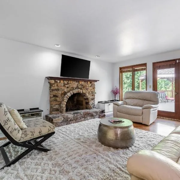Spacious 3BR Redmond Home with Fireplace & BBQ, hotel em Redmond