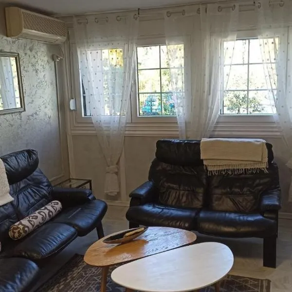Jela - Spacious Two-Bedroom Apartment near City Center with Free Parking & Wi-Fi, готель у Подгориці