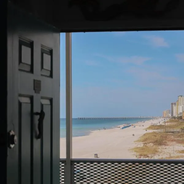 Oceanfront BEACH! CONDO COUPLES GETAWAY,HONEYMOON SWEET, Perfectly Cozy Beach Front Condo, full kitchen, pool, free parking,CHECK-IN AT DOOR You will LOVE this condo it is a perfect location near everything Panama City Beach Florida, hotel in Panama City Beach