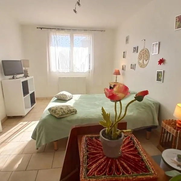 Grand Studio Au Calme avec Véranda & Jardin Chez Lulu, hotel em Saint-Sernin