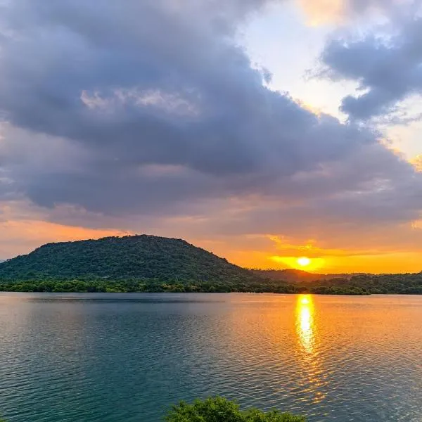 Elee Villa - Waterfront Retreat with Victoria Reservoir & Mountain Views, hotel di Teldeniya