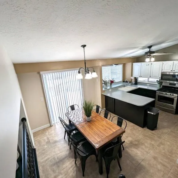 Cute Spacious Home BR, hotel en Layton