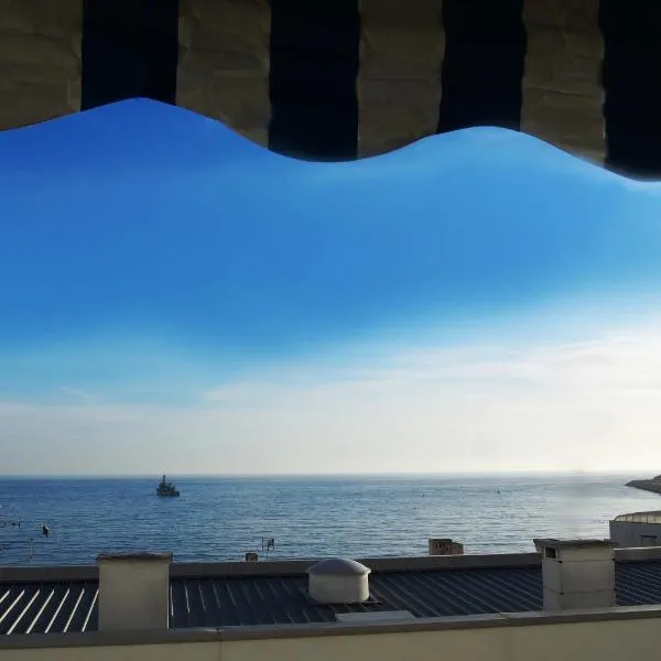 Beachside Sunny Balcony by TimelyStay, hotell i Castelo