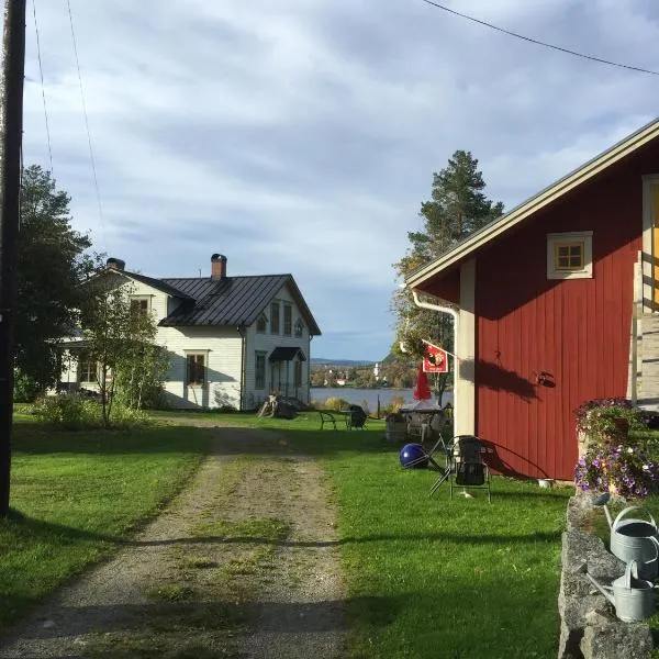 Höglunda Gård B&B Lantgård, hotel in Svenstavik