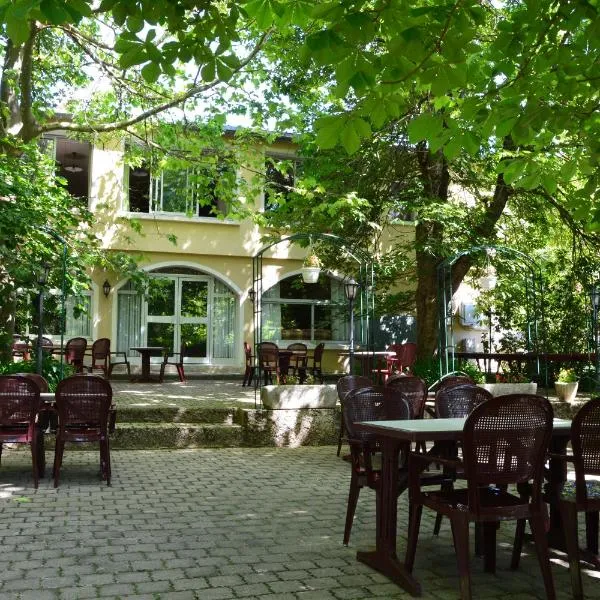 Logis Le Ceans, hotel in Trescléoux