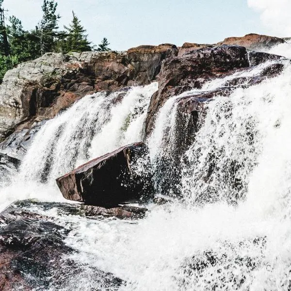 High Falls Bay Cottages, Camping & Waterpark, hotel v destinaci Bracebridge