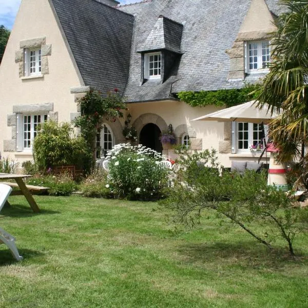 Chez Renée et Raynal B&B, hotel v destinaci Plounévez-Lochrist