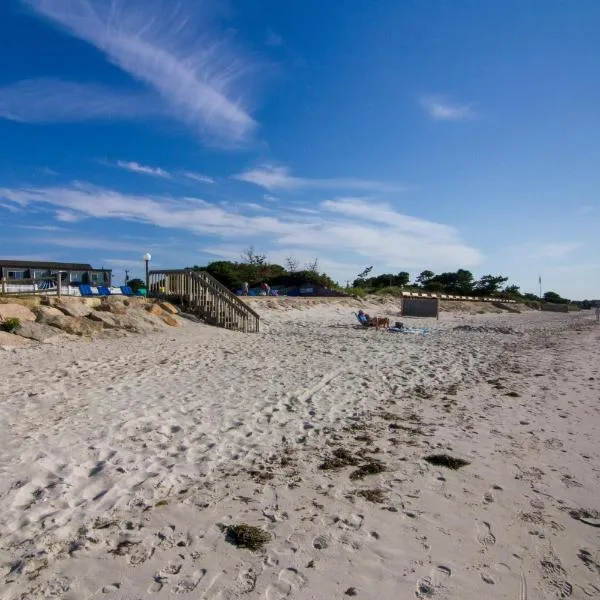 사우스 야머스에 위치한 호텔 Surfcomber On The Ocean