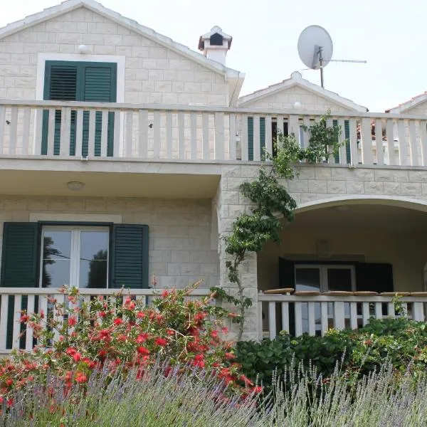 Oasis Apartments, Hotel in Sutivan