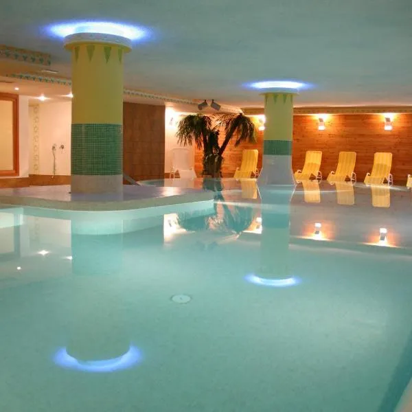 Residence Kristall- Fiemme Holidays, hotel a Predazzo