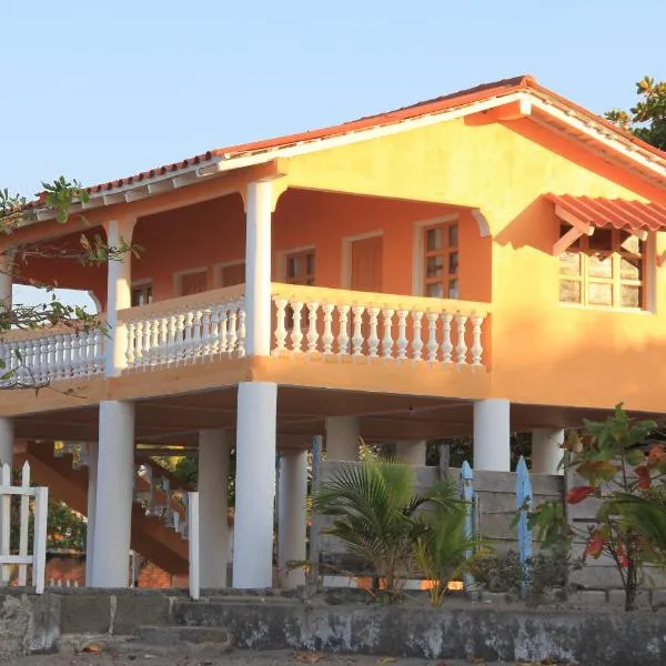 Sunset Waves House, hotel in El Zapote