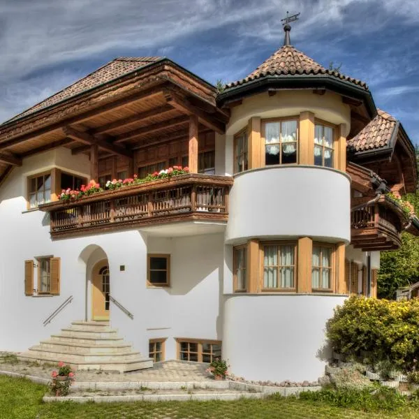 Alexander Mountain-Lodge, hotel a San Vigilio Di Marebbe