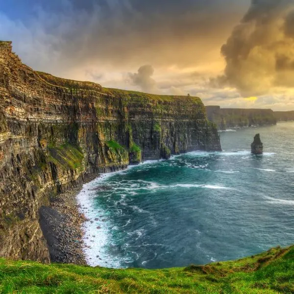 Cliffs of Moher Hotel، فندق في ليسكانور