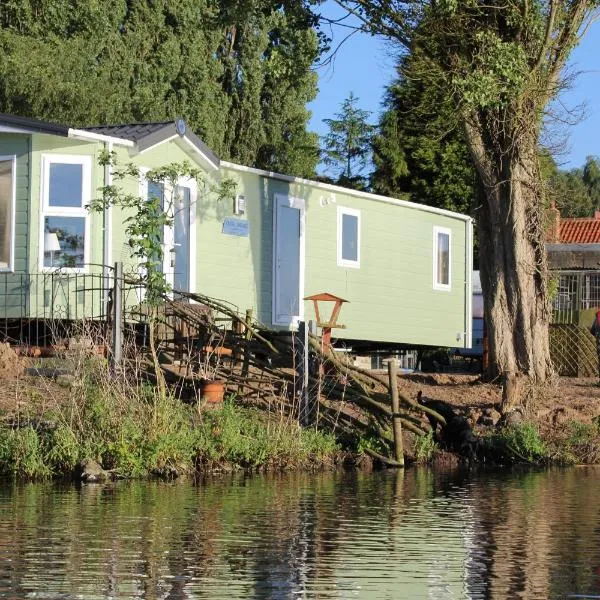 Marshlands Lakeside Nature Retreat, hotel di Brough