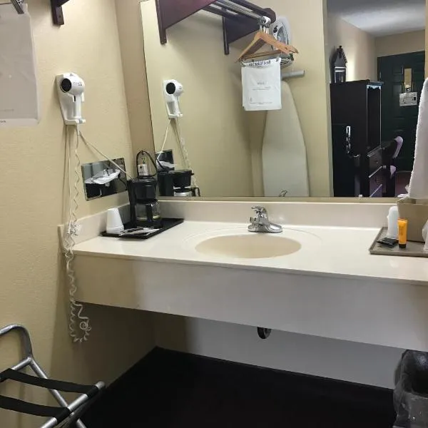 Americas Best Value Inn & Suites - Little Rock - Maumelle、Maumelleのホテル