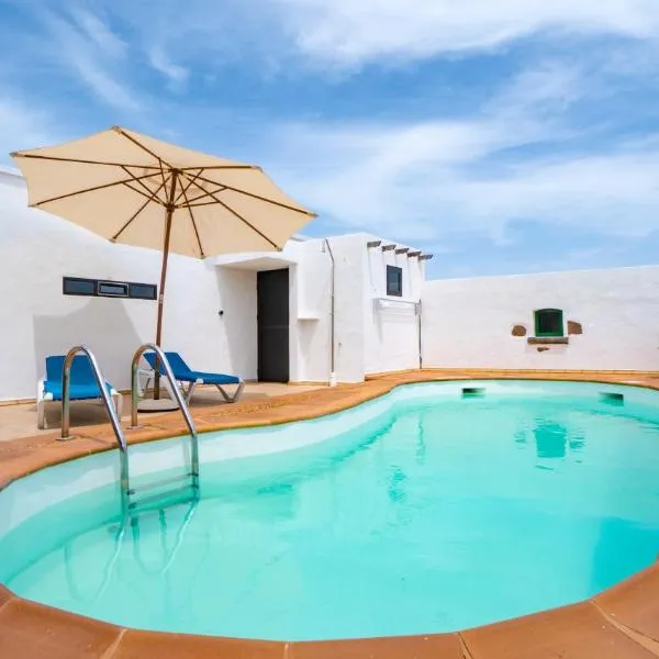 Villa with amazing views, jacuzzi and private pool, hotel v destinácii San Bartolomé