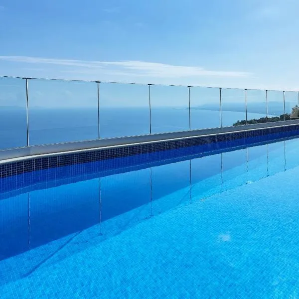 Villa Omikron, hotel u gradu 'Rodhiá'