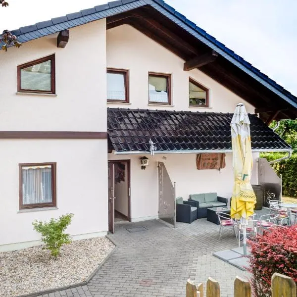 Cafe Hoyer Pension und Appartements, hotel v destinaci Rödigsdorf