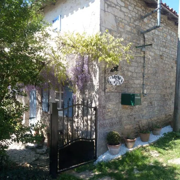 Chat Noir Gite et Chambre D'Hotes, hotel in Charroux