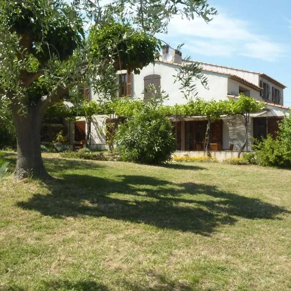 FERME DU MOULIN ROUX- 2 superbes appartements- 2cbres chacun- classé 3 étoiles, climatisés, hotel en Ramatuelle