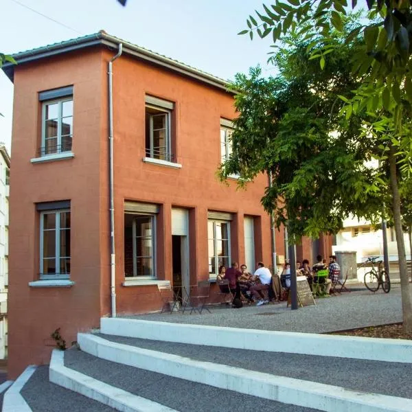La Maison Rouge - Backpacker Hostel、サン・テティエンヌのホテル