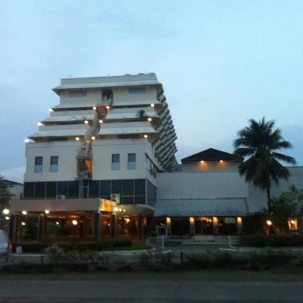 Paradorn Inn, hotel in Chumphon