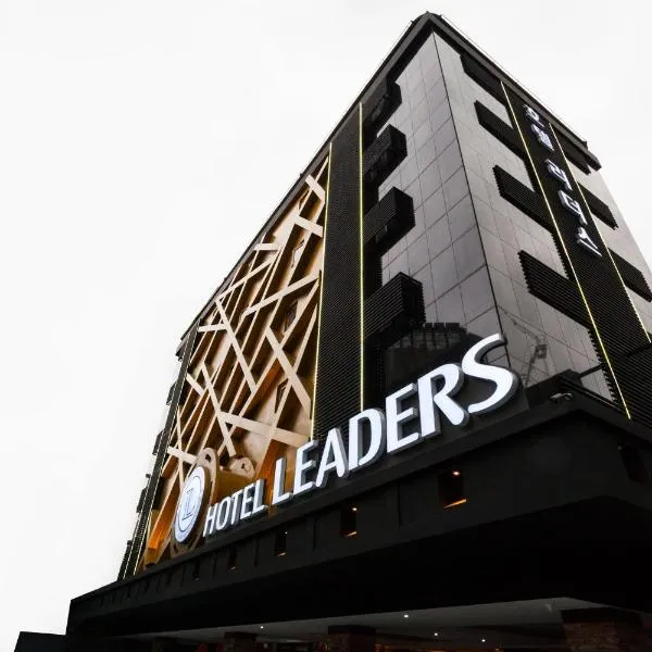 Hotel Leaders, hotel em Pakkosi