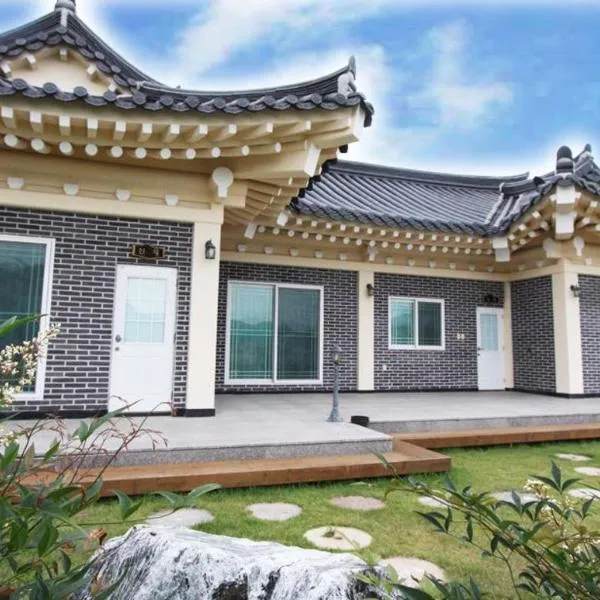 Gyeongju Family Pension, hotel in Songsŏl-li