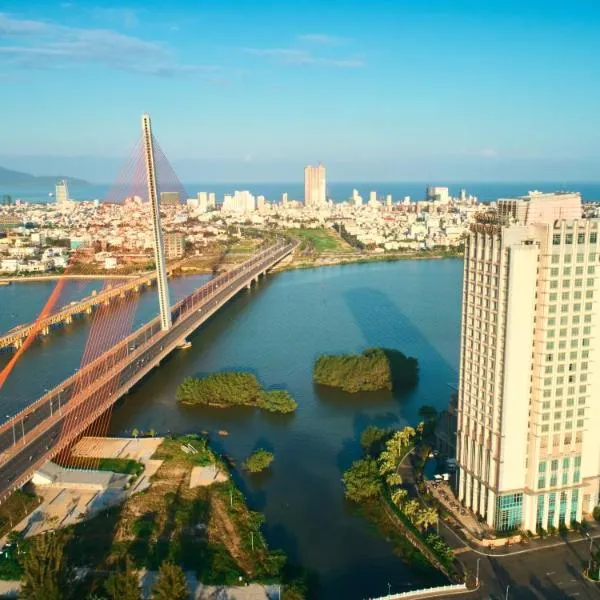 Grand Mercure Danang - 10 minutes to Airport & 200m to Bach Dang Walking street: Da Nang şehrinde bir otel