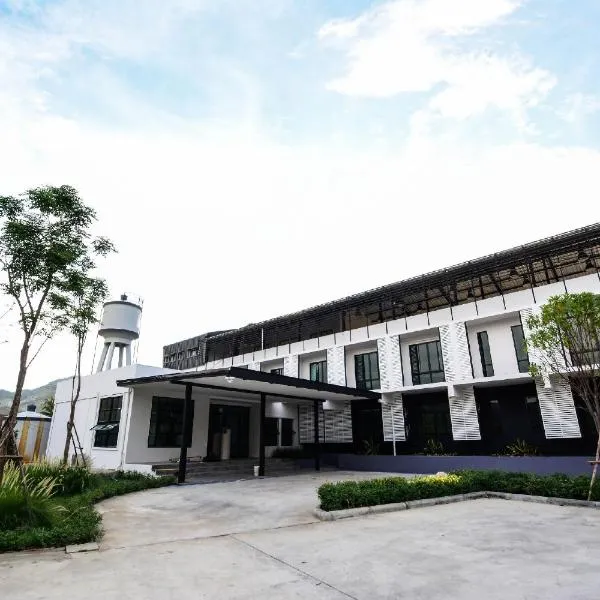 BY Hotel Kanchanaburi: Kanchanaburi şehrinde bir otel