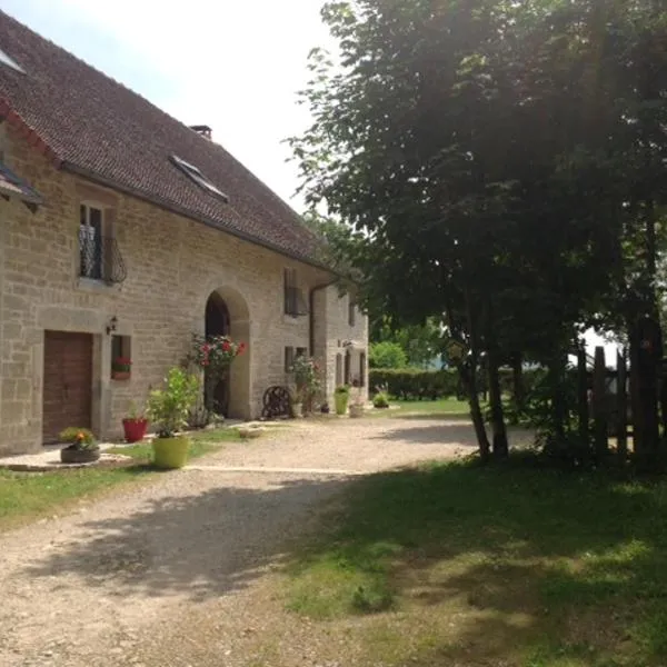 Chez Robert et Catherine、Dompierre-sur-Montのホテル