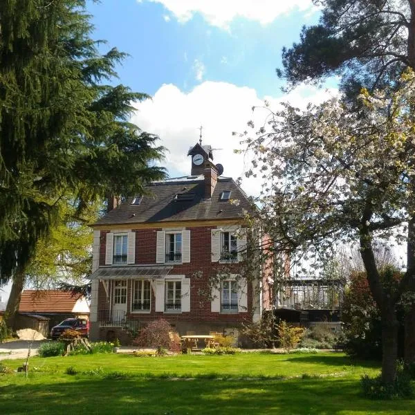 Le Jardin Des Erables، فندق في Saint-Marcel