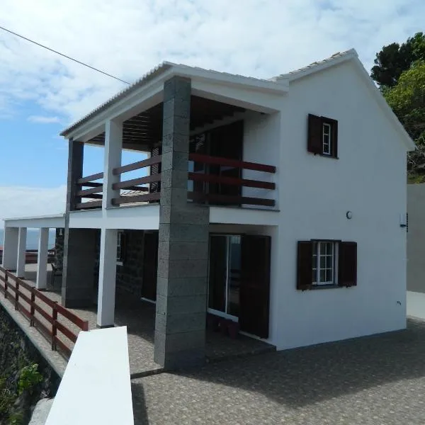 Adega Ninho da Cagarra, hotel v destinaci Calheta de Nesquim