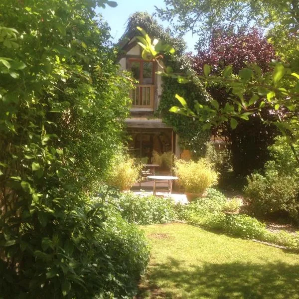 Au Fond du Jardin Maison d'hôtes, hotel in Montérolier