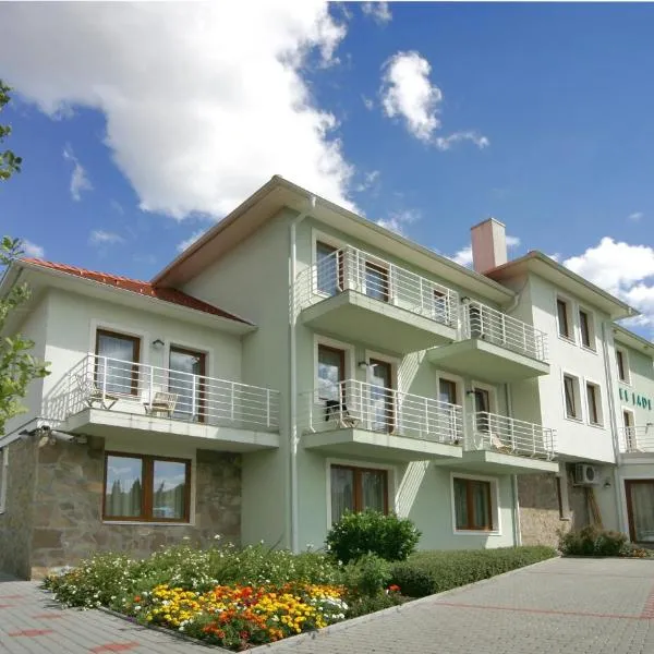 Jade Hotel-Ezüsthíd Hotel, hotel v destinaci Veszprém