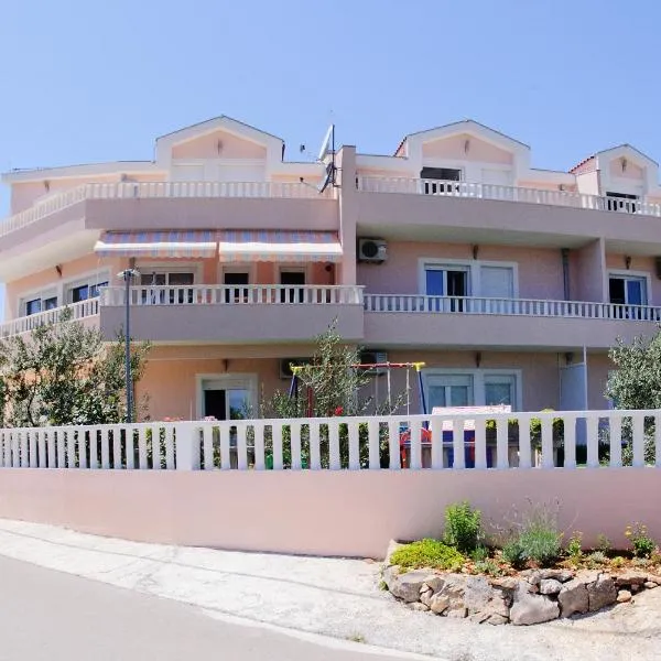 Darijan Apartments, hotel v Marine