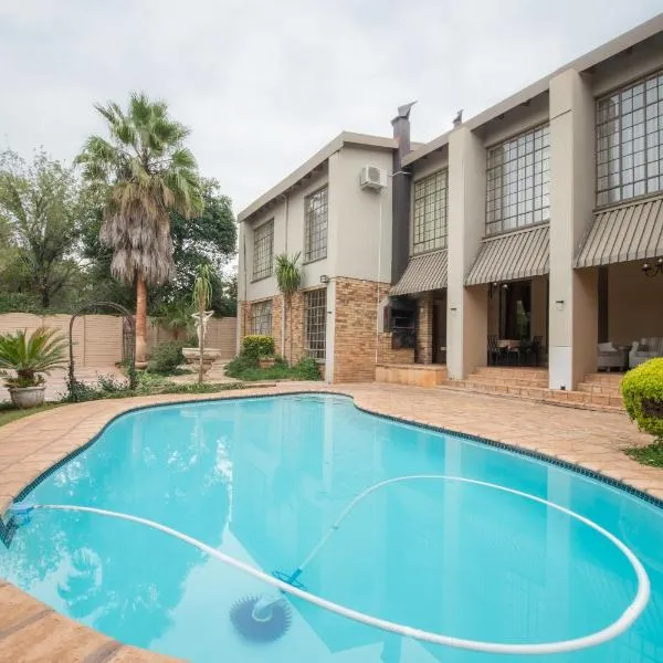 Sunset Manor Guest House, hotel in Potchefstroom