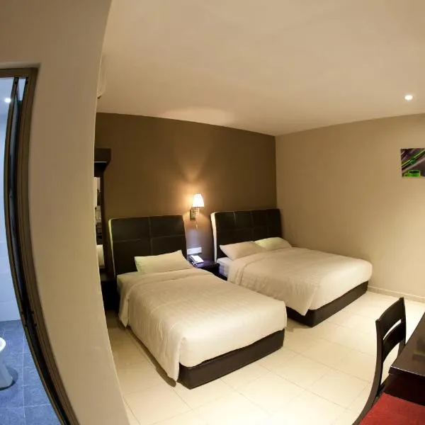 Ayer Hitam Hotel، فندق في Simpang Renggam