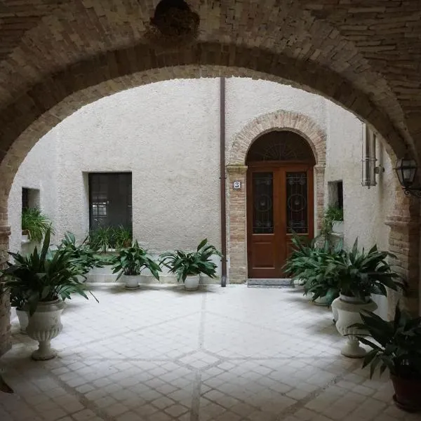 Cugnoli에 위치한 호텔 Palazzo De Fabritiis