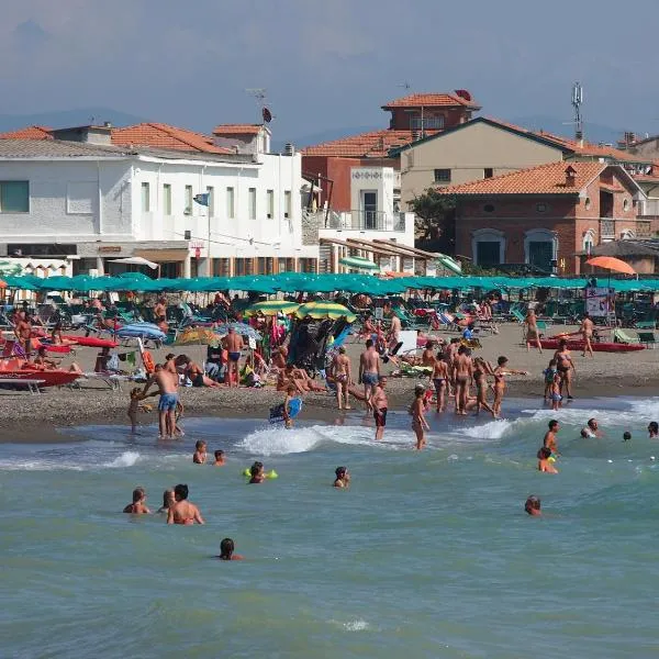 Hotel Aurora, hotell i Marina di Cecina