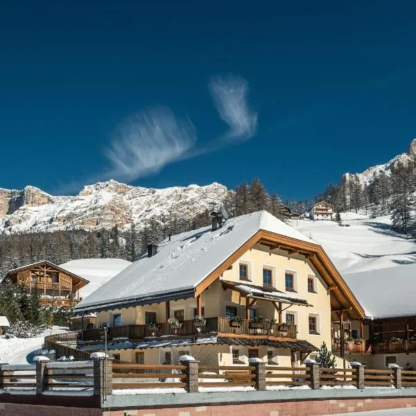 Taela Apartments, hotel a San Cassiano