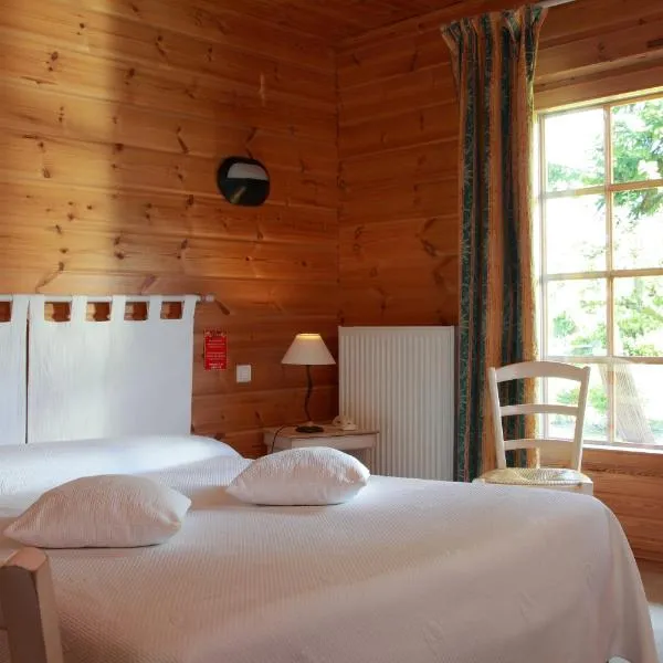 Logis - Hôtel & restaurant Les Trois Fontaines – hotel w mieście Marconne